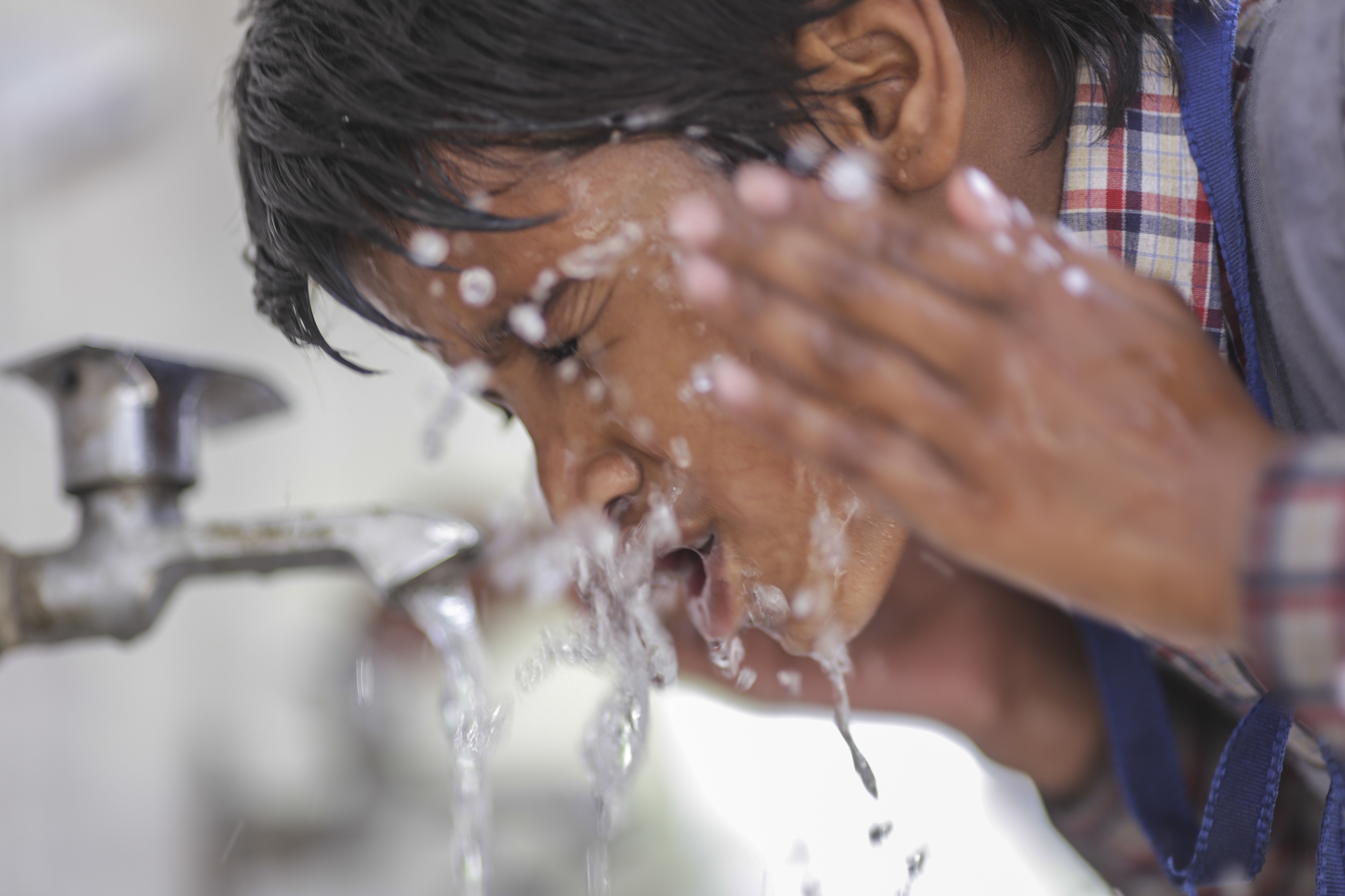 A child washing face