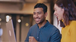 Two collegues in discussion