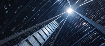 A light flashing on top of the sky scraper