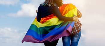 Stolze Partner: Drei Eigenschaften von starken LGBTQ+ Verb&uuml;ndeten am Arbeitsplatz